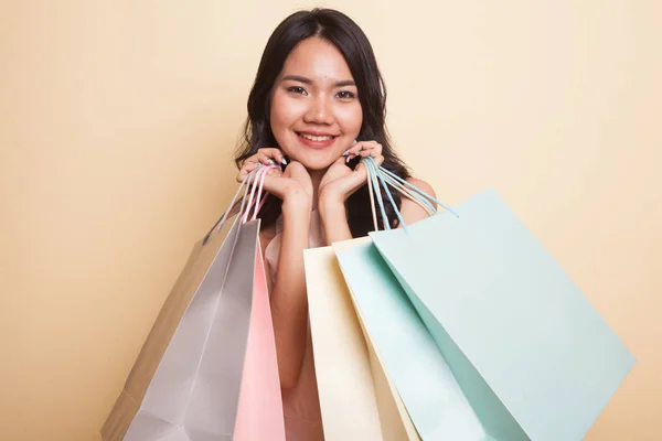 Mooie jonge Aziatische vrouw met shopping tassen. — Stockfoto