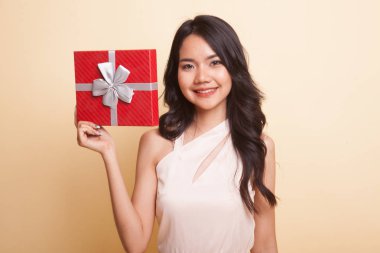 Genç Asyalı kadın ile bir hediye kutusu.