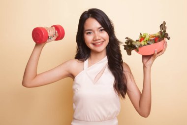 Ölçme bant ve salata ile sağlıklı Asyalı kadın.