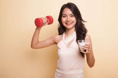 Bir bardak süt ve halter içme sağlıklı Asyalı kadın.