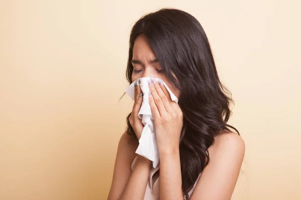 Joven mujer asiática enfermó y gripe . —  Fotos de Stock