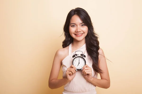 시계와 젊은 아시아 여성 미소. — 스톡 사진