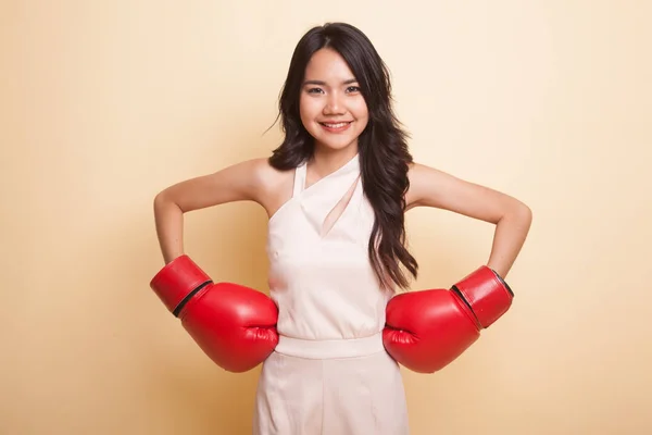 Jeune femme asiatique avec des gants de boxe rouge. — Photo