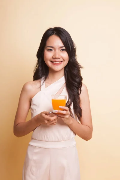 Jeune femme asiatique boire du jus d'orange . — Photo