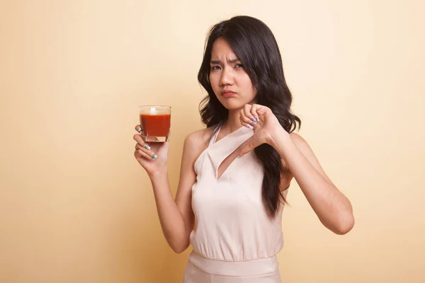 Asyalı kadın başparmak aşağı domates suyu nefret ediyorum.. — Stok fotoğraf