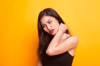 Genç Asyalı kadın boyun ağrısı var.