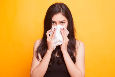 Genç Asyalı kadın hasta ve grip var.