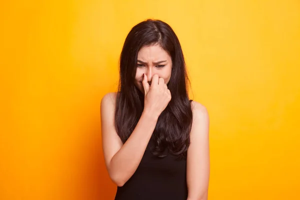 Jeune femme asiatique tenant son nez à cause d'une mauvaise odeur . — Photo