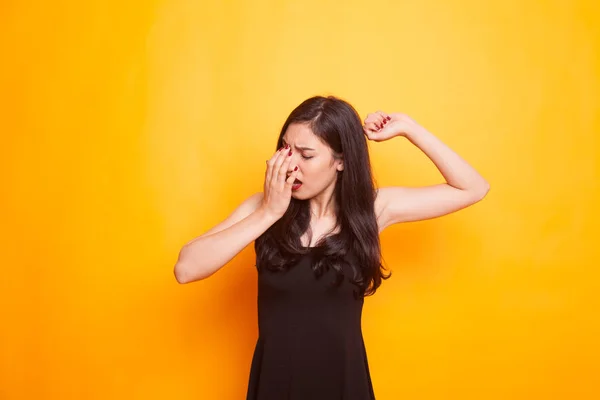 Sonolento jovem mulher asiática bocejo . — Fotografia de Stock