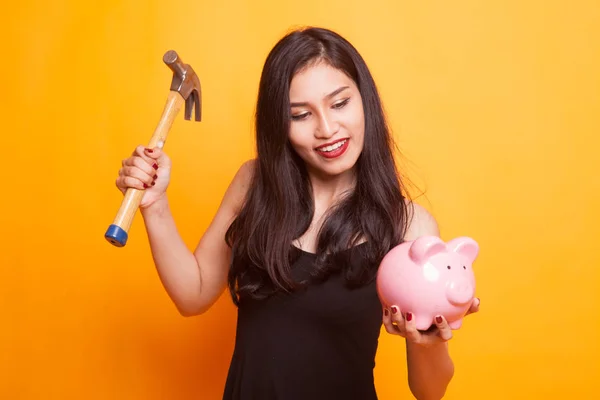 Jovem mulher asiática com uma caixa de presente . — Fotografia de Stock