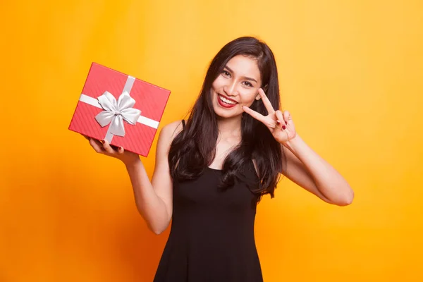 Νεαρή γυναίκα της Ασίας δείχνουν Ok με ένα κουτί δώρου. — Φωτογραφία Αρχείου