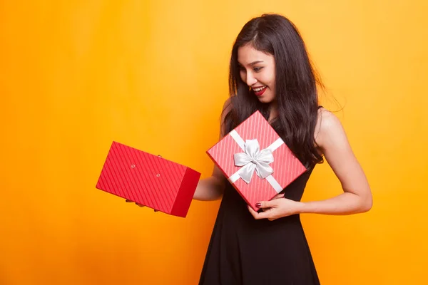 年轻的亚裔女子打开礼品盒. — 图库照片