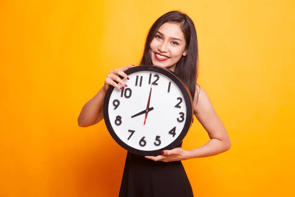 Feliz joven asiática mujer con un reloj . — Foto de Stock
