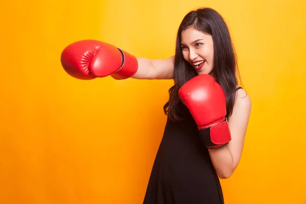 Młoda kobieta azjatyckich z czerwone rękawice bokserskie. — Zdjęcie stockowe