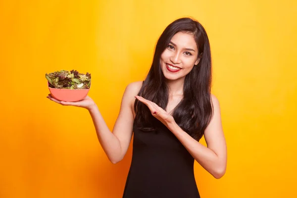 Sano asiatico donna pollice su con insalata . — Foto Stock