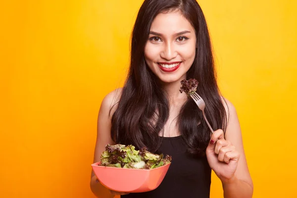 Donna asiatica sana con insalata . — Foto Stock