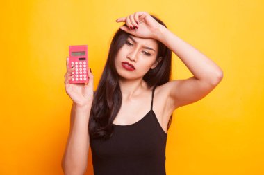 Asyalı kadın hesap makinesi ile ağrıyor.