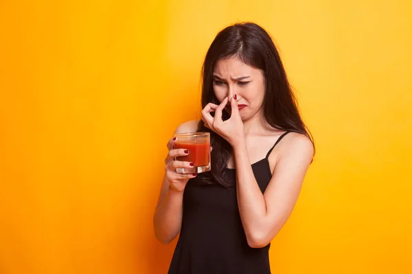 Jeune femme asiatique déteste le jus de tomate . — Photo