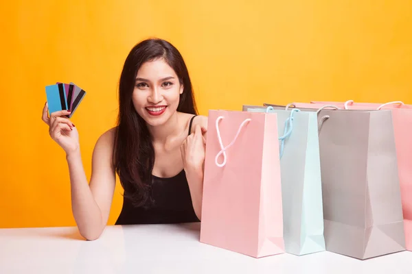 Mujer asiática joven con bolsa de compras y tarjeta en blanco . —  Fotos de Stock