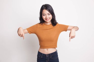 Güzel genç Asyalı kadın noktası boş yer aşağı.