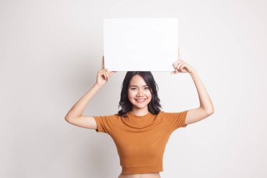 Beyaz boş işareti ile genç Asyalı kadın.