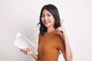 Genç Asyalı kadın bir kitap ile bir fikir var.