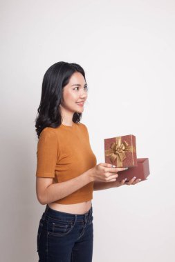 Genç Asyalı kadın açık bir hediye kutusu.
