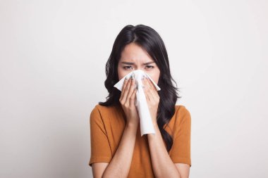 Genç Asyalı kadın hasta ve grip var.