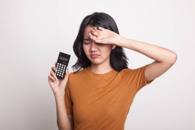 Asyalı kadın hesap makinesi ile ağrıyor.