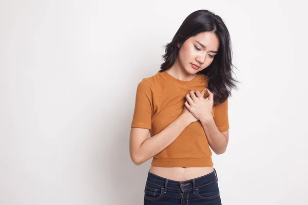 若いアジアの女性は胸の痛みを得た. — ストック写真