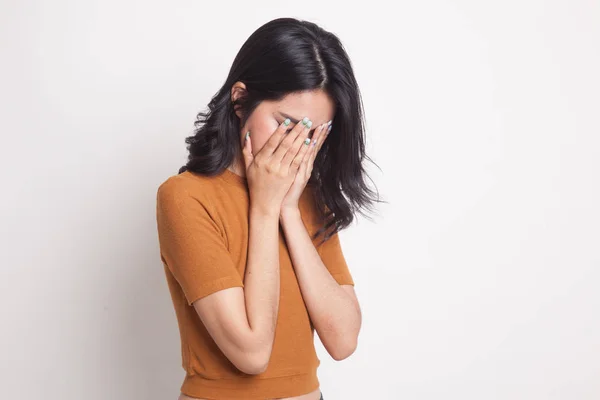 Triste jovem mulher asiática chorar com palma para cara. — Fotografia de Stock