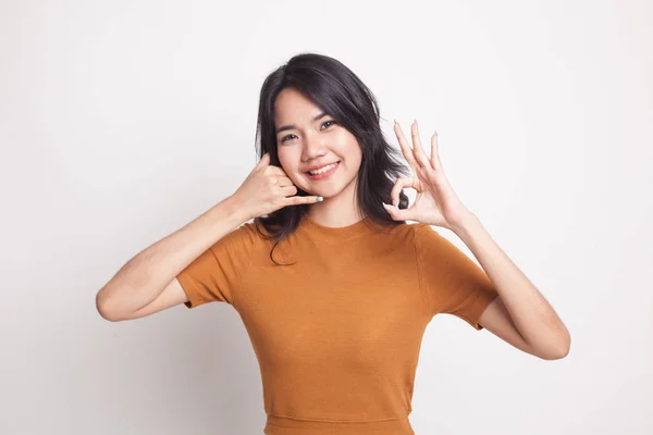 Telefon jest ve Ok işareti ile genç Asyalı kadın gösterisi. — Stok fotoğraf