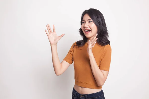 Jovem mulher asiática é surpreendido e sorriso . — Fotografia de Stock