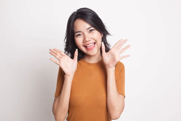 Joven asiática mujer sticking su lengua fuera . — Foto de Stock