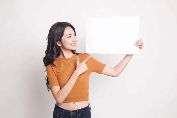 Joven asiática punto a blanco signo . —  Fotos de Stock