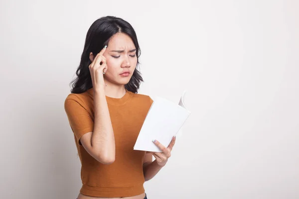 Ung asiatisk kvinna fick huvudvärk Läs en bok. — Stockfoto