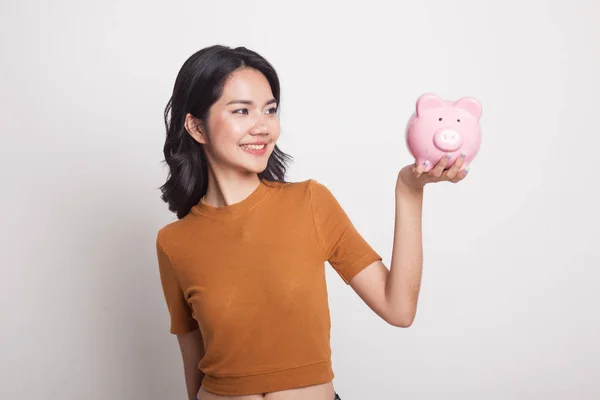 젊은 아시아 여성 돼지 동전 은행. — 스톡 사진