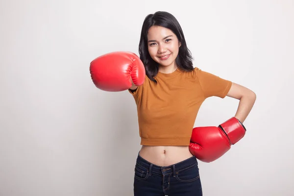 Jovem mulher asiática com luvas de boxe vermelho . — Fotografia de Stock