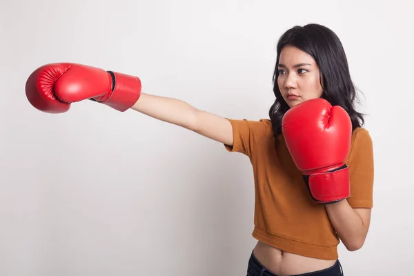 Mladá asijská žena s červeným Boxerské rukavice. — Stock fotografie