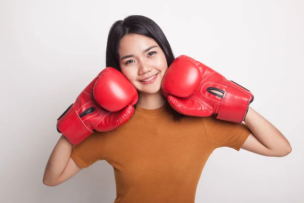 Mladá asijská žena s červeným Boxerské rukavice. — Stock fotografie