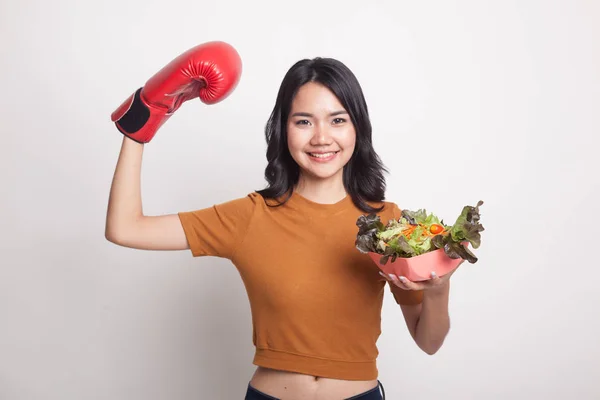 Ung asiatisk kvinna med boxning handske och sallad. — Stockfoto