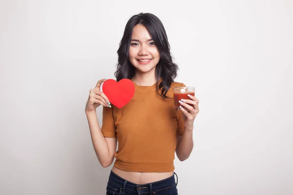 Jeune femme asiatique avec du jus de tomate et coeur rouge . — Photo
