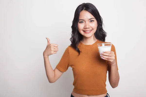 Gesunde asiatische Frau trinken ein Glas Milch Daumen nach oben. — Stockfoto