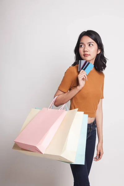 Ung asiatisk kvinna med shoppingväska och tomma kort. — Stockfoto