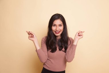 Genç Asyalı kadın noktasına sol ve sağ.