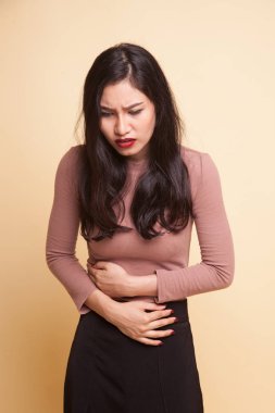 Genç Asyalı kadın mide ağrısı var.