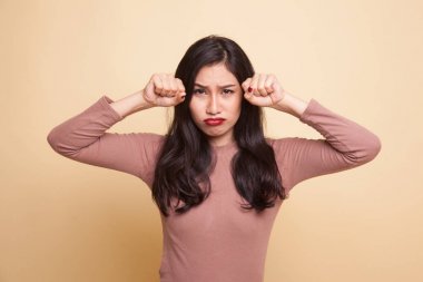 Genç Asyalı kadın üzgün ve cry.