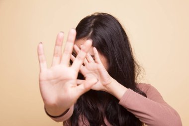 Genç Asyalı kadın yüzünü gizlemek.