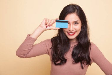 Genç Asyalı kadın gözü üzerinde boş kartı ile.