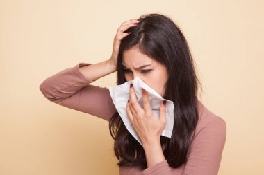 Genç Asyalı kadın hasta ve grip var.